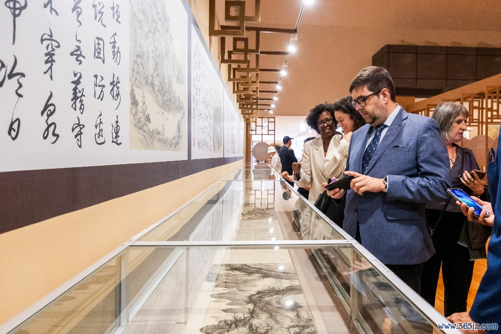 图为代表团参观“山川响答——中国国家博物馆藏明清山水画展”。主办方供图