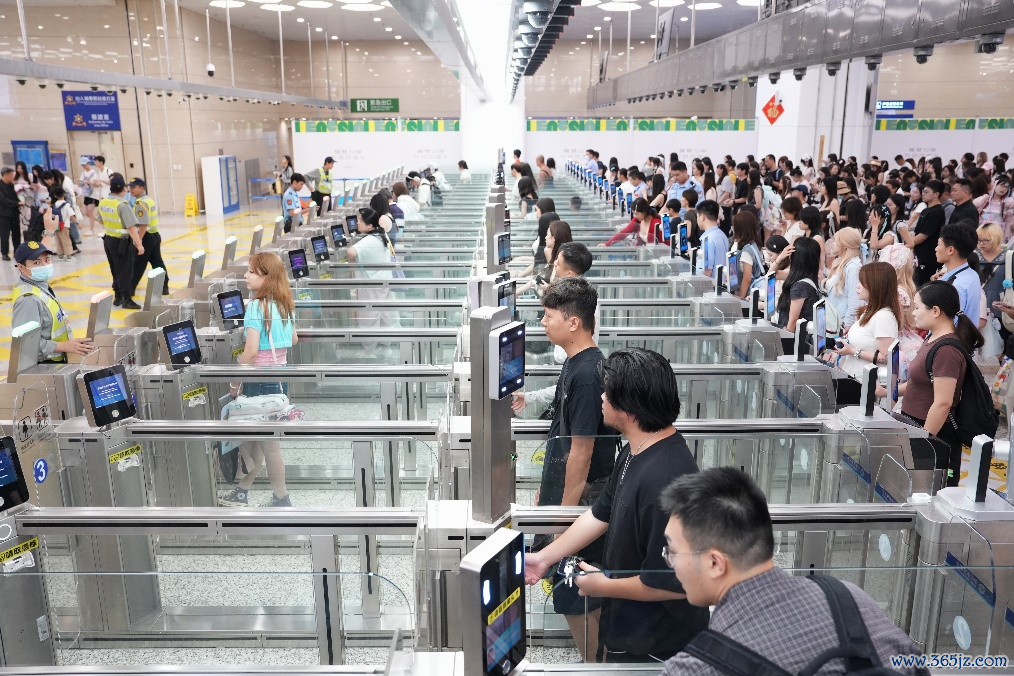 图为琴澳旅游团政策成效显现，人员跨境往来日益频繁。澳门特区治安警察局供图