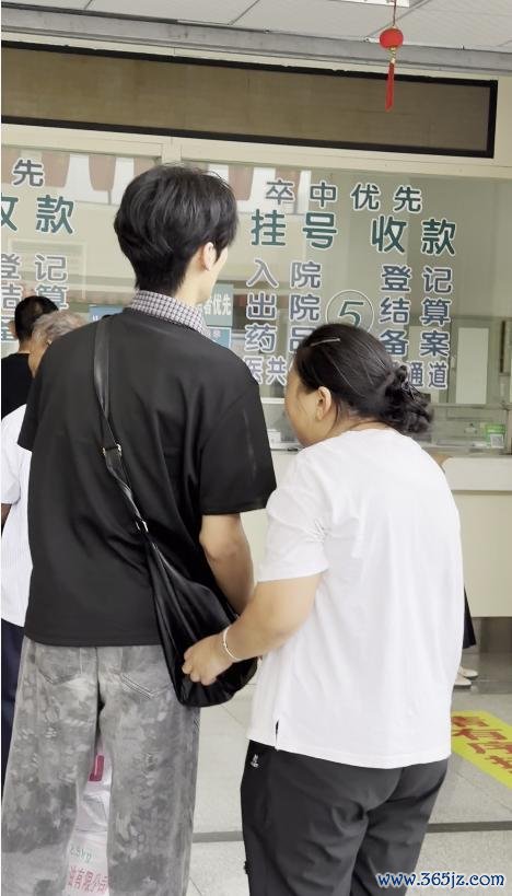 21岁大学生牵着视障妈妈去看病