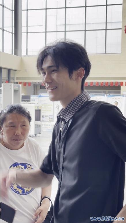 21岁大学生牵着视障妈妈去看病 孝心感动网友