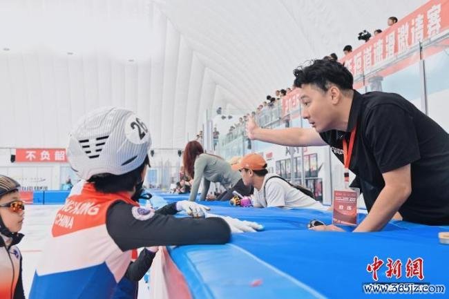 任子威转型教练 执教首秀山城冰场 指导青少年滑向未来
