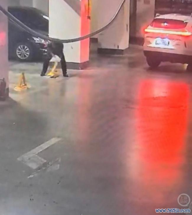 公职人员停车受阻撬他人停车位地锁 涉事者为发改委下属单位职员