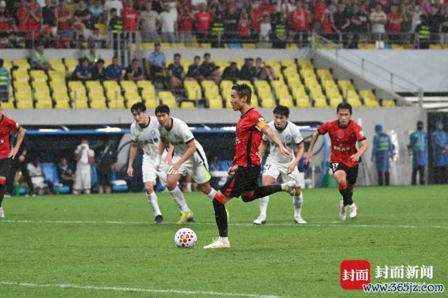 中超：成都蓉城1-1武汉三镇 大雨中艰难战平